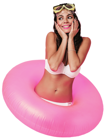 Mulher se divertindo em uma boia de cor rosa